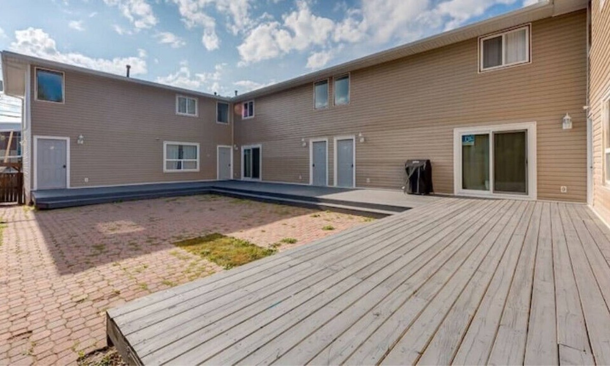 Northwest Calgary House | *Rare* 3 BR - OnRoute to Banff