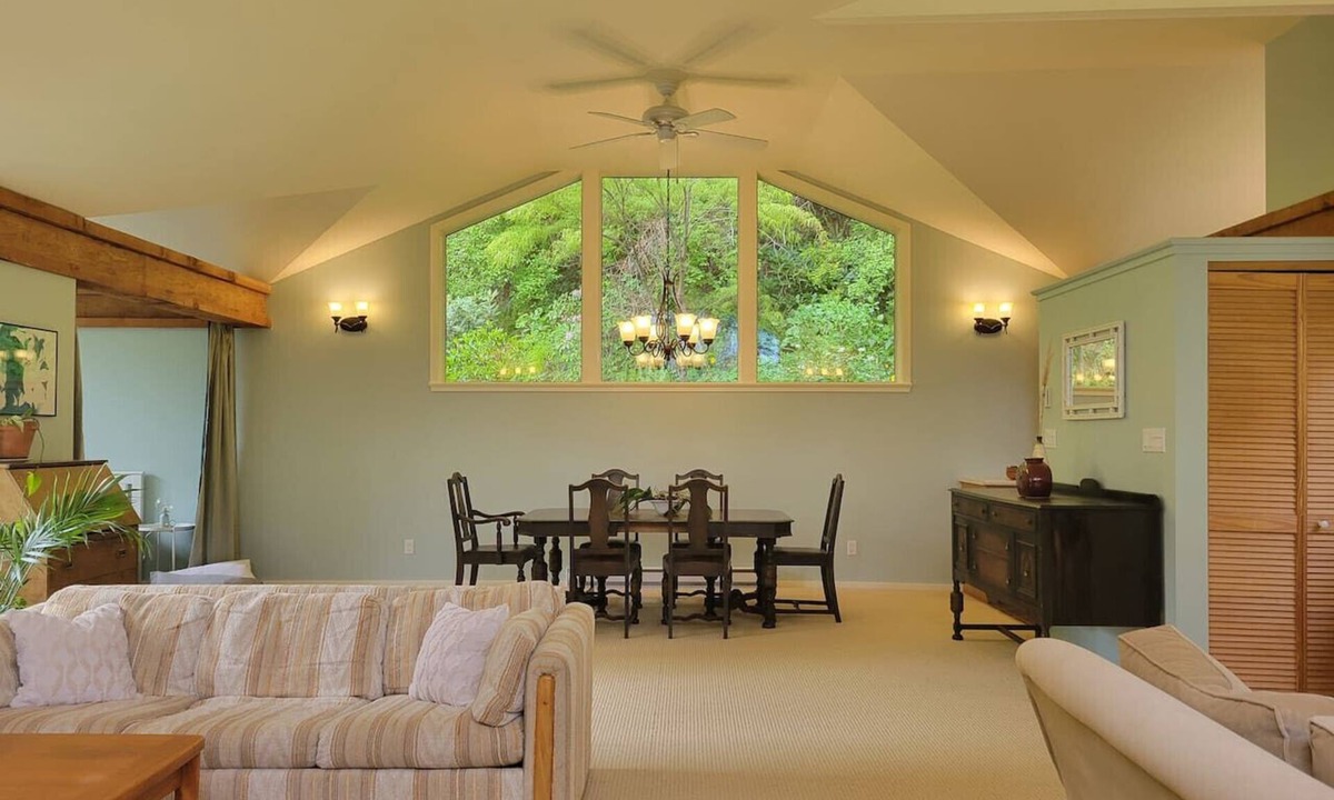Bowen Island Condo | Relaxing 1 bdr + den rainforest retreat with patio
