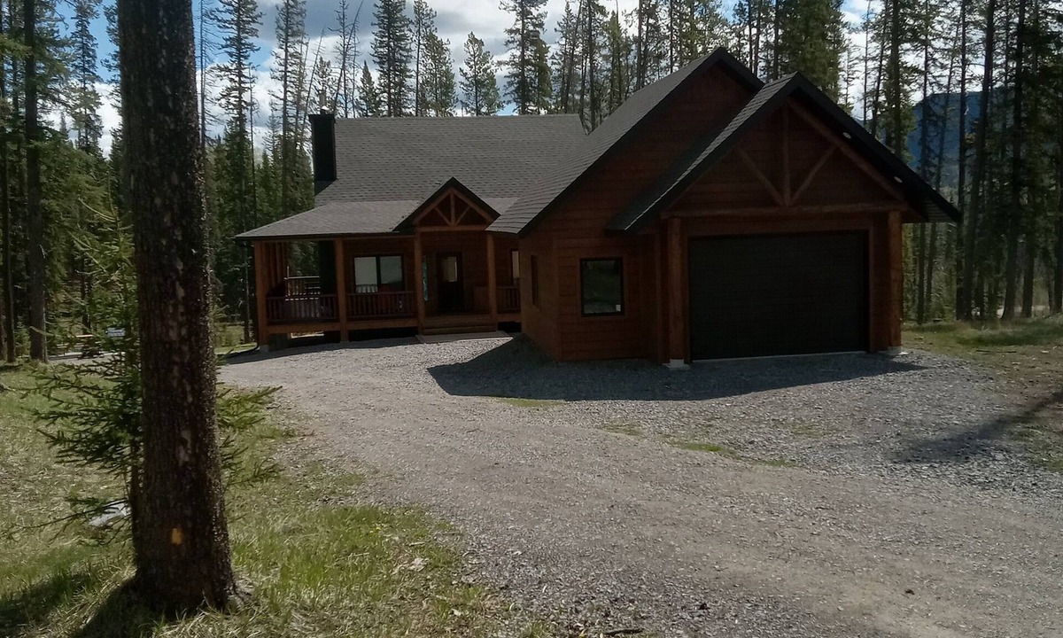 Nordegg Cabin | Relaxing mountain getaway nestled at the base of collisum mountain