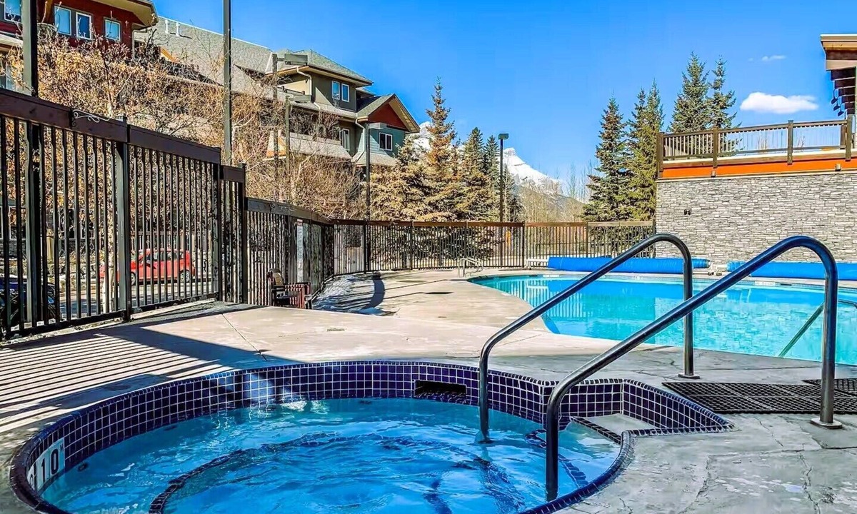Canmore Condo | 🥇Renovated 2BR, AC, Heated Pool, Hot Tub, Pets ok!