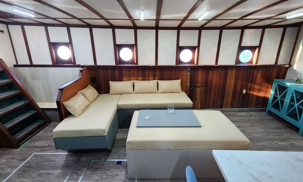 Cowichan Bay Boat Rental | Retro Boat in Quiet Marina, Whale Watching, Sea Otters and Lions, Crab Fishing