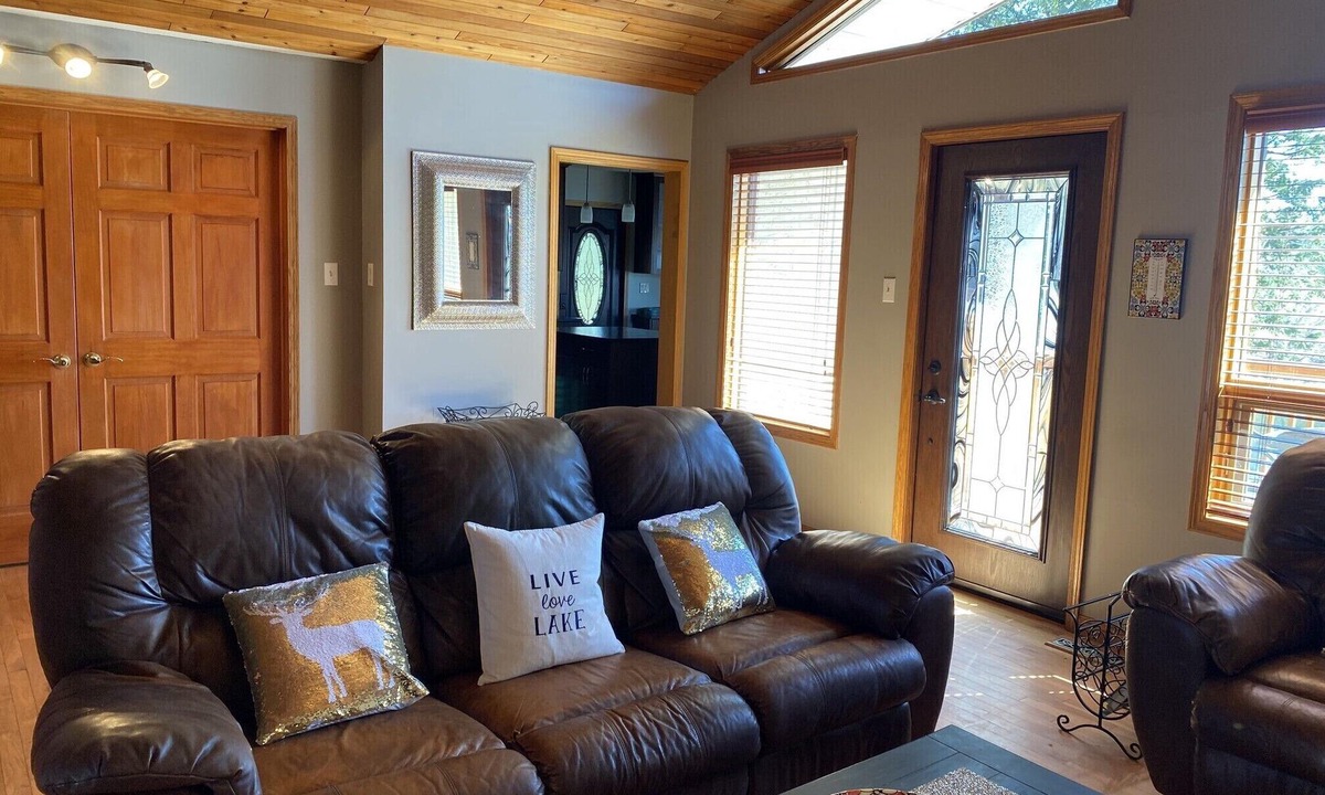 East Kootenay Cottage | Right on Beautiful Baynes Lake. Pet Friendly. A/C