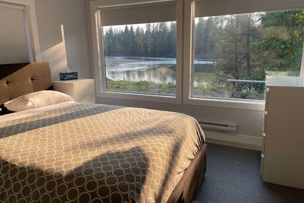 Clearwater Apartment | River's Edge Retreat Scoria Suite for 4 on the Clearwater River