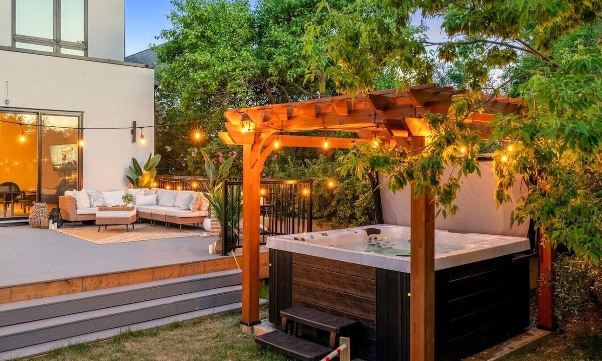 Inglewood House | Riverfront HotTub|7 min to Stamp|3 King Bd|Game RM