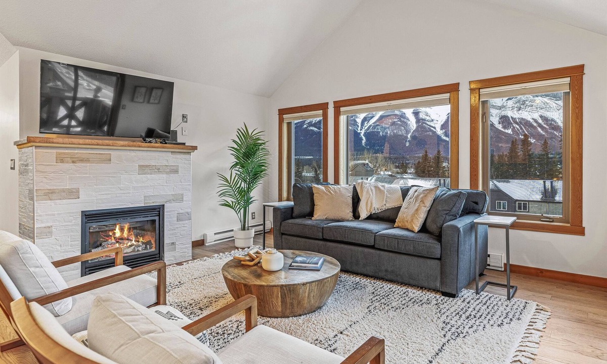 Canmore Apartment | Rooftop Hot tub| Pet | Incredible Views| Gym