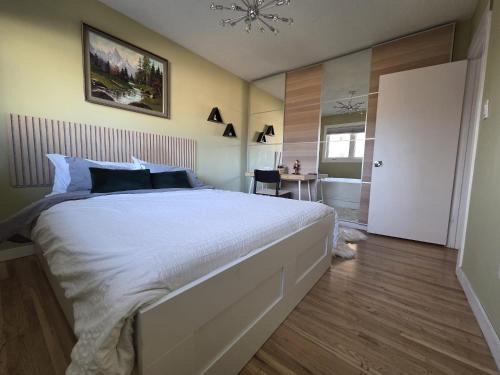 Southwest Calgary House | Room with Shared Bathroom - Stampede & Mountains