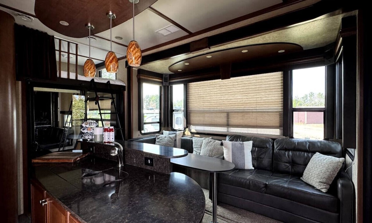 Stettler House | RV Apartment w/ Hyrdo-Spa