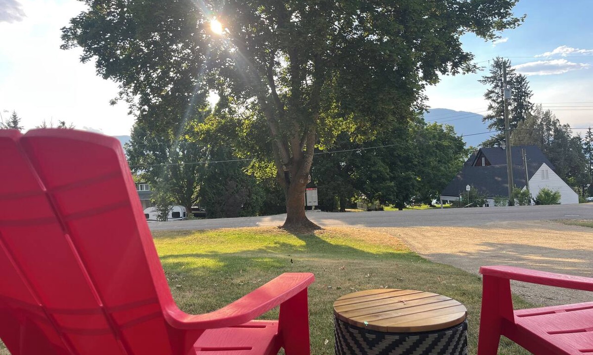 Salmon Arm House | Salmon Arm Comfortable 2 Bedroom in town, 5 minute drive to the beach!