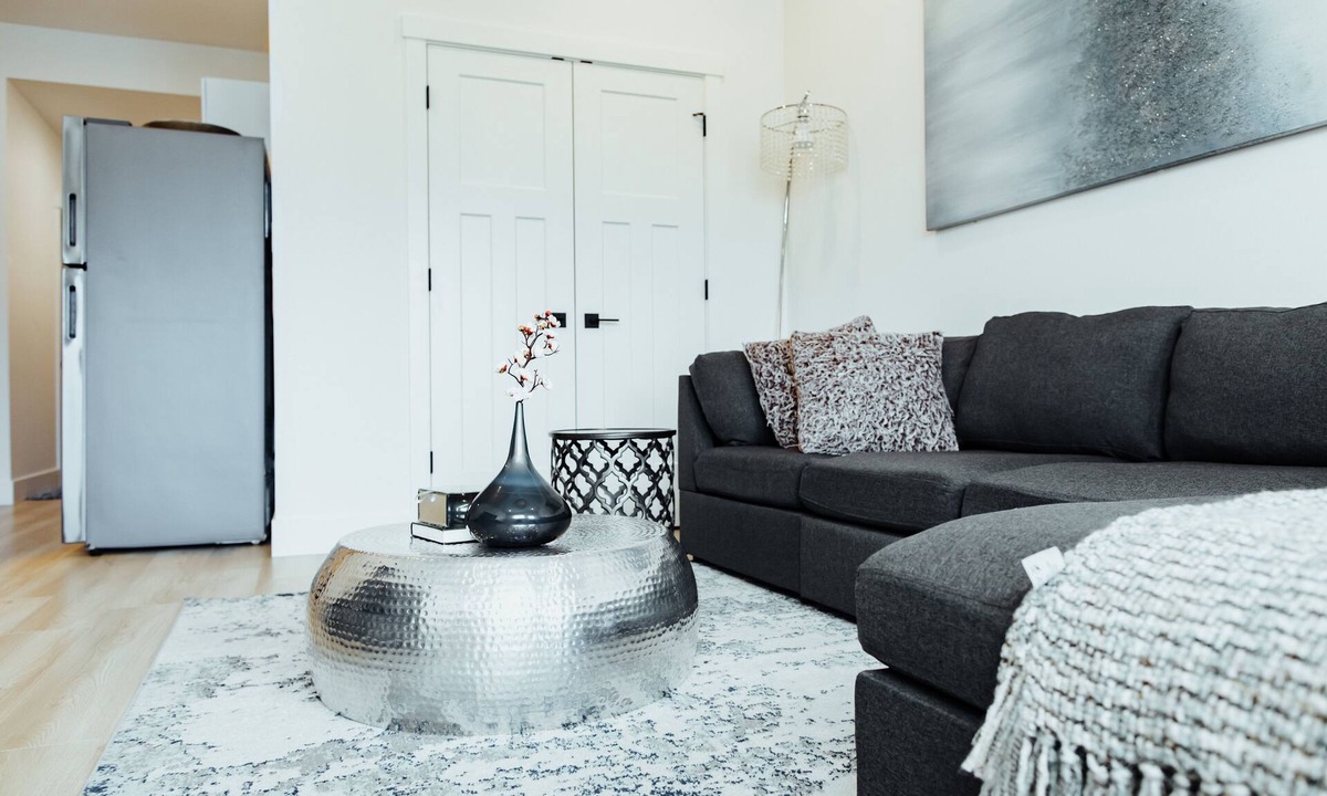 Kamloops House | Sapphire Lux Queen Suite