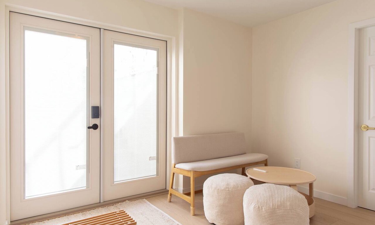 Vancouver South House | Scandi Oakridge 3BR Suite near Mall+Park+Train
