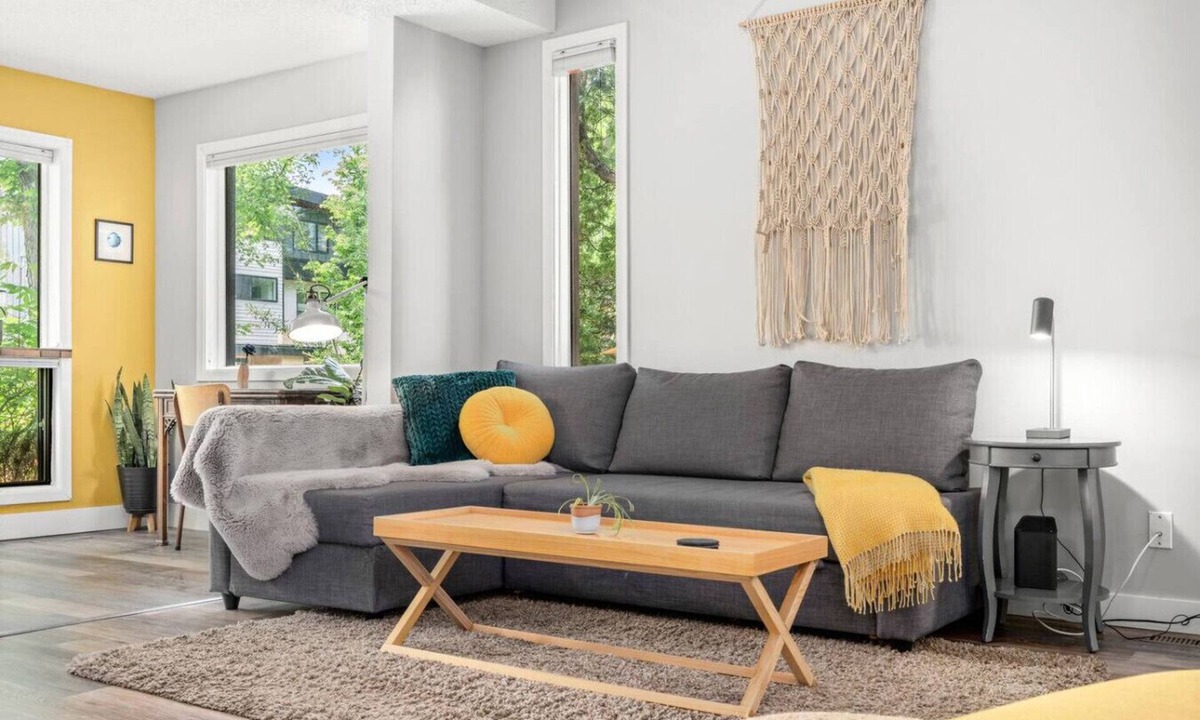 Bridgeland House | Scarlett Manor | Funky 1 BR Century Home-Near DT, C-train