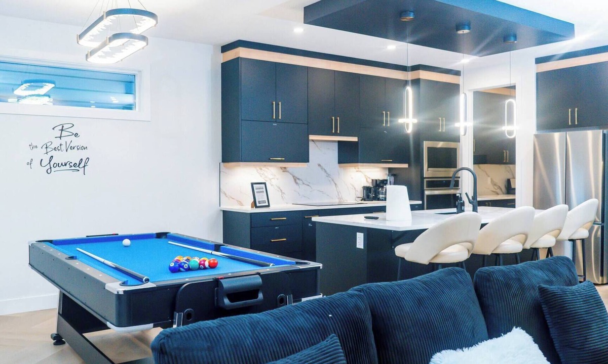 Southwest Edmonton House | Serene Dwelling home-4 Bedroom,Pool table near YEG- with AC