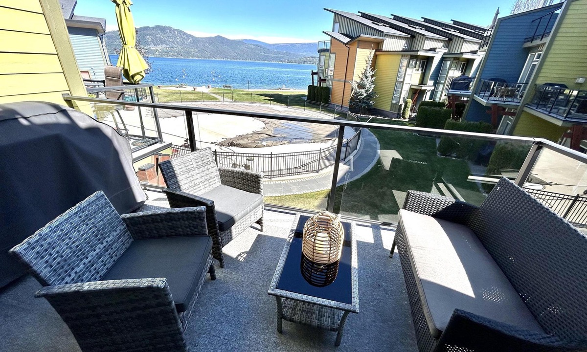Scotch Creek House | Serenity Lakeside - Waterfront - Shuswap Vacations and Sledding Accommodation