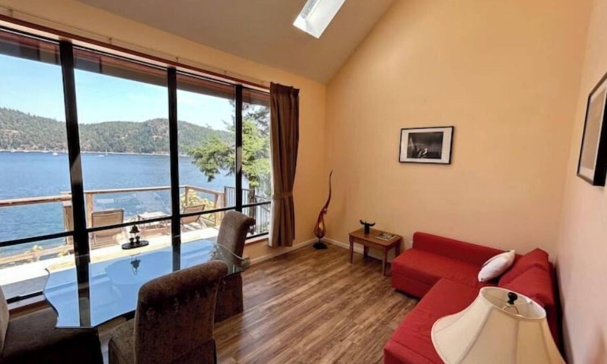 Pender Island Apartment | Shangrila Luxury Waterfront King Suite | Private Balcony & Beach Access