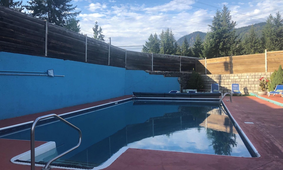 Blind Bay Resort | Shuswap 3 Bedroom Cottage with lake access