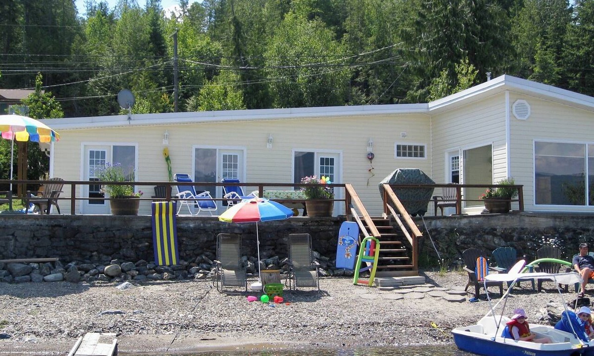 Sorrento House | Shuswap Lake, Sorrento BC Waterfront Beach House