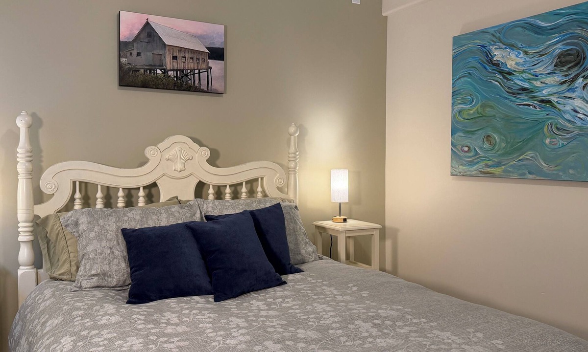 James Bay Apartment | Sitka Suite - Apartment in James Bay, Victoria