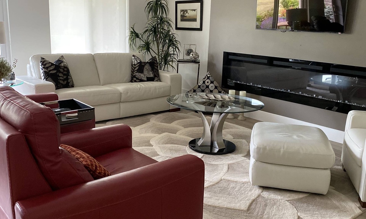 Black Mountain Bed & Breakfast | Ski, golf, hike, cycle, boating. Private patio, mountain and golf course views.