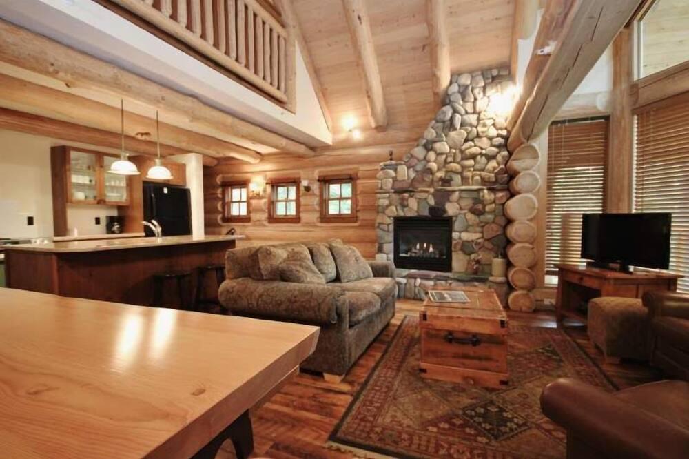Fernie Cabin | Ski-in Cabin with private hot tub + Balcony!