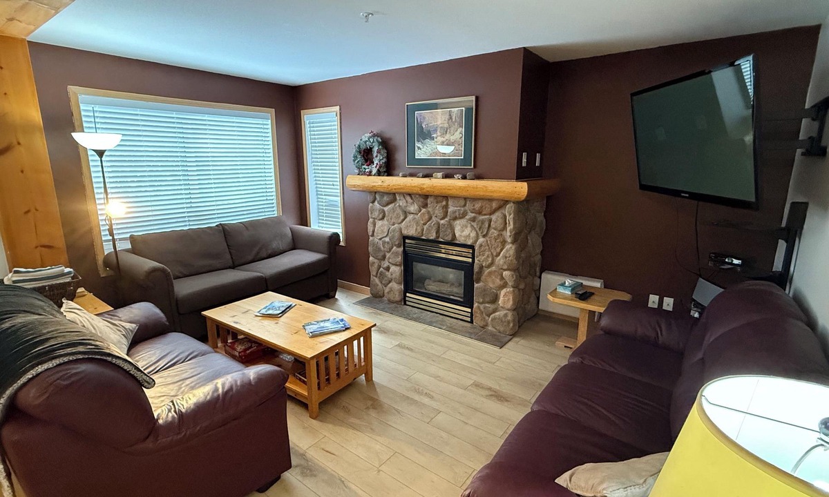 East Kootenay Condo | Ski-in Condo Townhouse @Fernie Alpine Resort brand new Hot Tub summer 2026 & BBQ