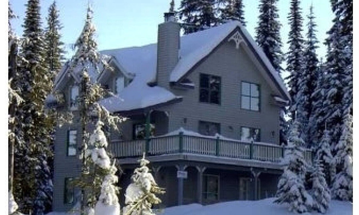Silver Star Mountain Ski Chalet | Ski in/out Chalet Near the Top of Silverwoods Chair