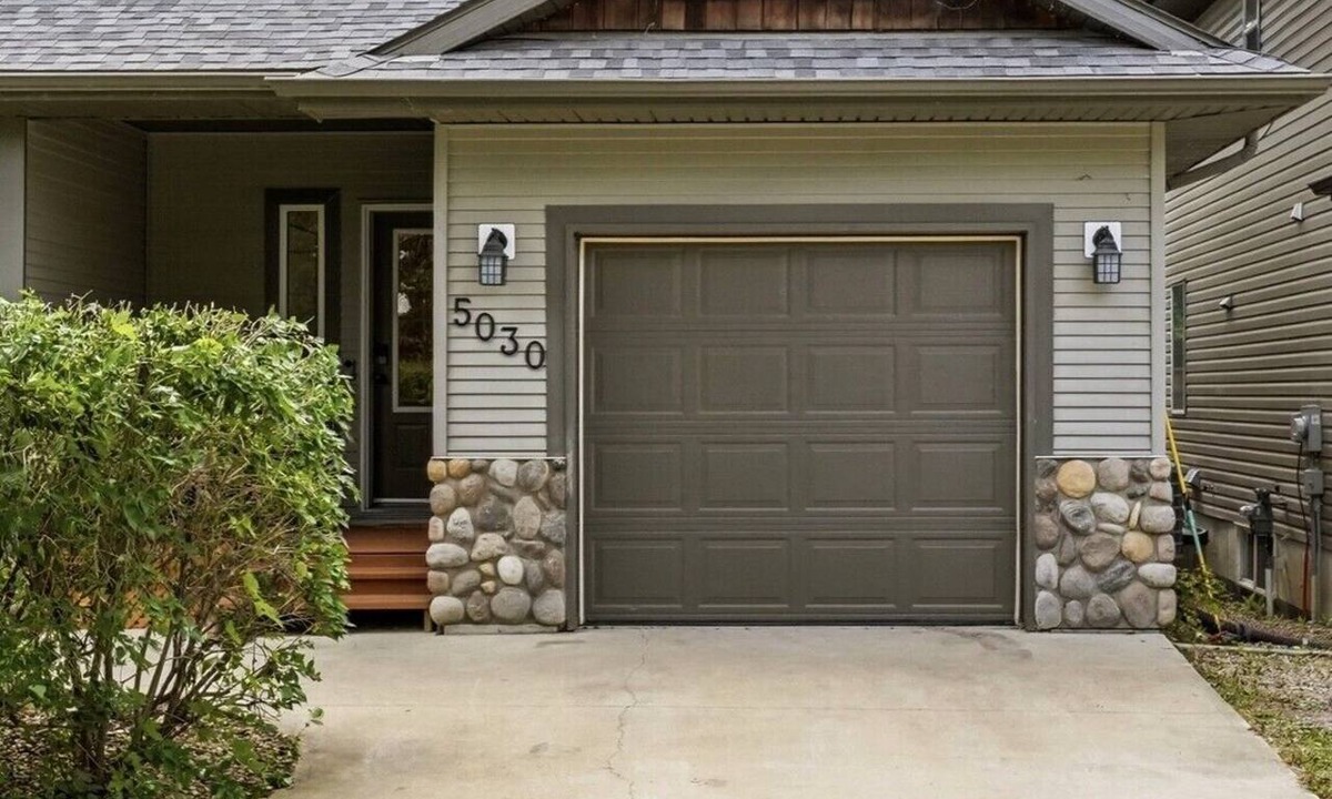Markerville House | Sleeps up to 8. Steps to the beach and Lakeshore shopping and dining!