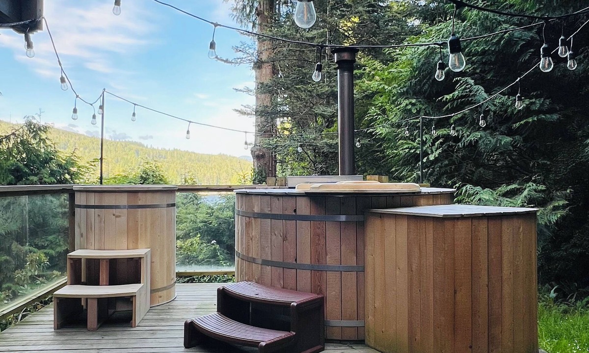 Halfmoon Bay Cottage | #Slowtravel+Wellness~woodfired hot tub, cold plunge, sauna, forestbathing, beach