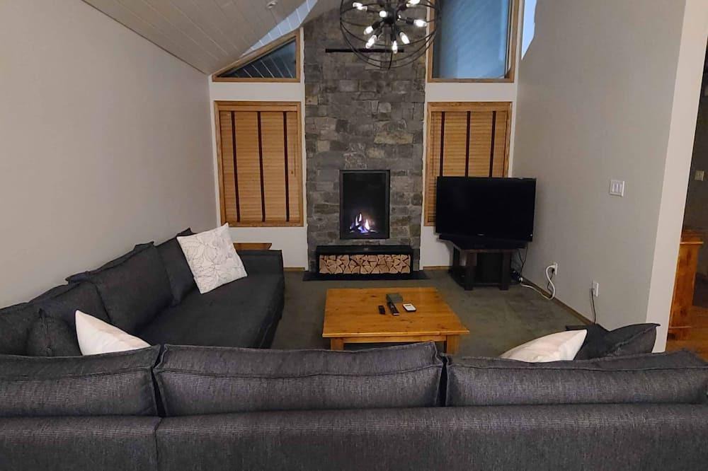East Kootenay House | Snow Lake House - great location, 5 bedroom large house on ski hill (C$/US$/£)