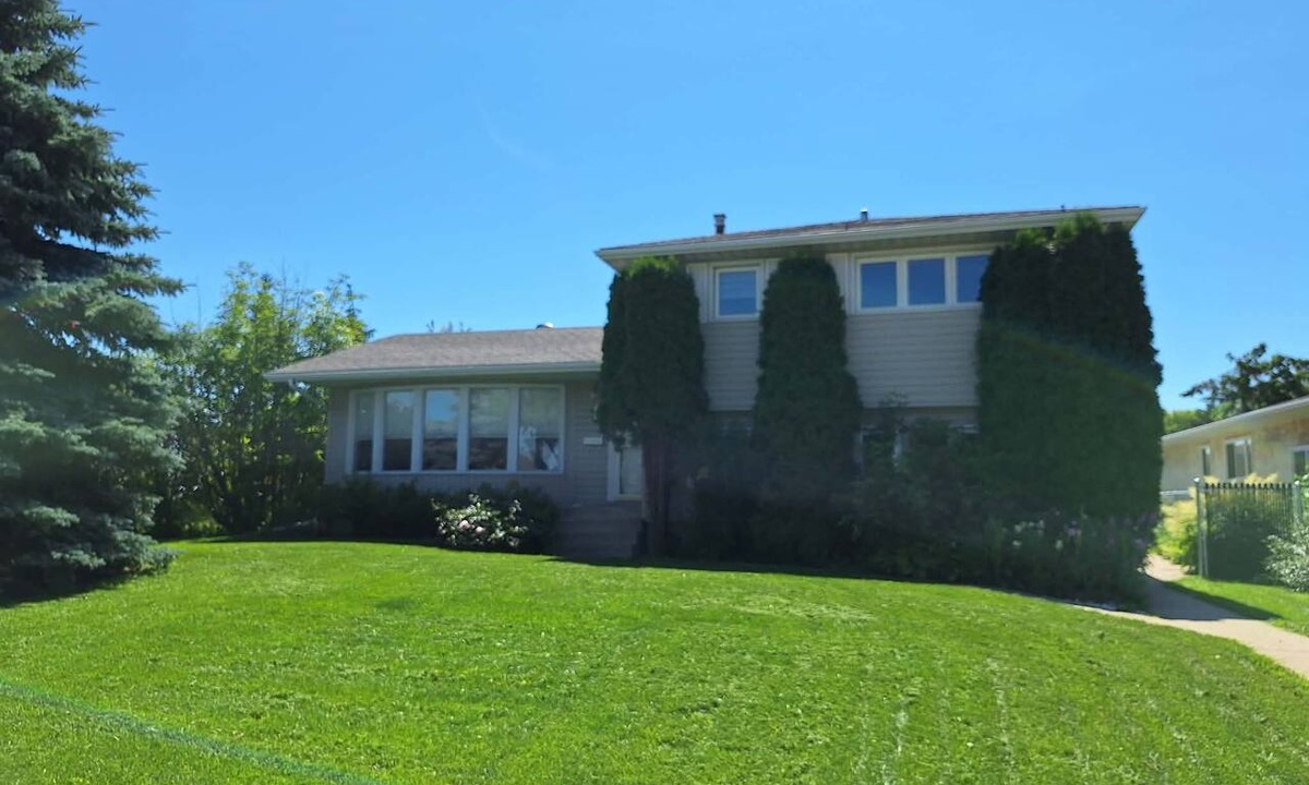 Leduc House | Snow's family friendly backyard oasis. YEG Airport.