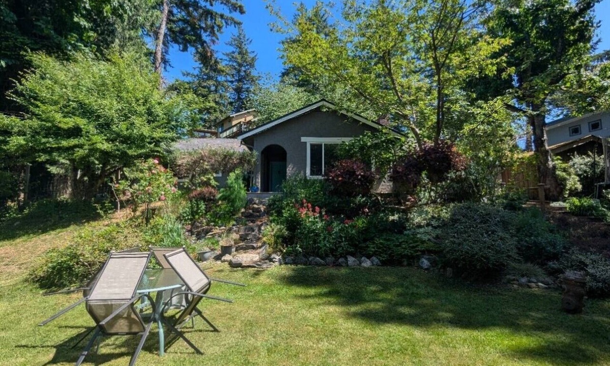 Bowen Island House | Snug Cove Garden Cottage - Hidden Garden Gem Steps From Everything