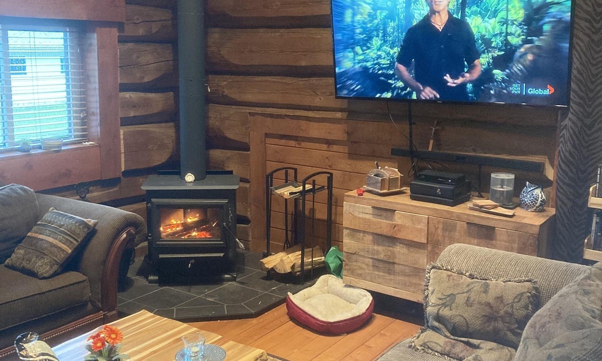 Adams Lake House | Spacious, 2000 sq. ft. Luxury Log House on Adams Lake.