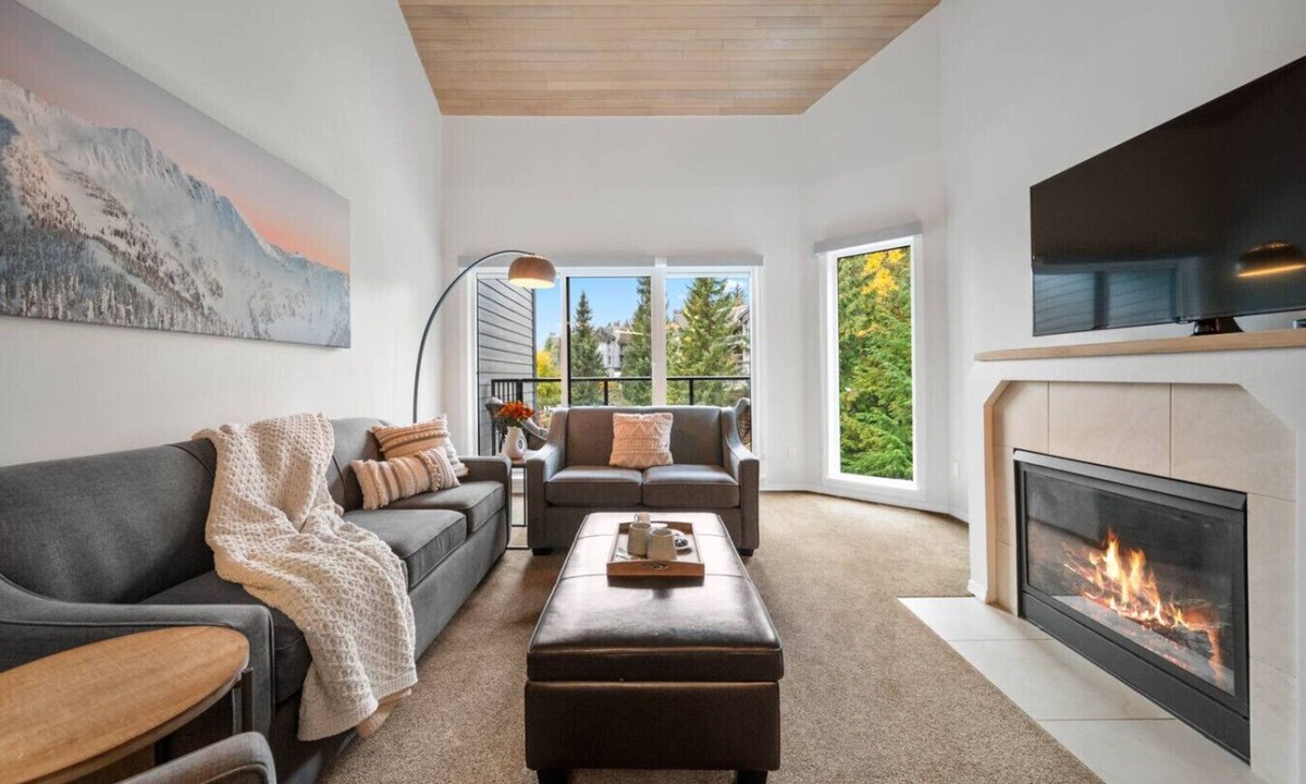 Blueberry Hill Condo | Spacious 2Bdr|2Bth w/Pool & Hot Tub|Free Parking