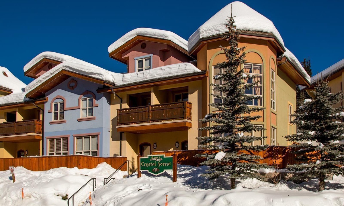 Sun Peaks Condo | Spacious 3 Level Condo Close to Village | Access to Ski-Out Trail | Private Hot Tub | Fireplace