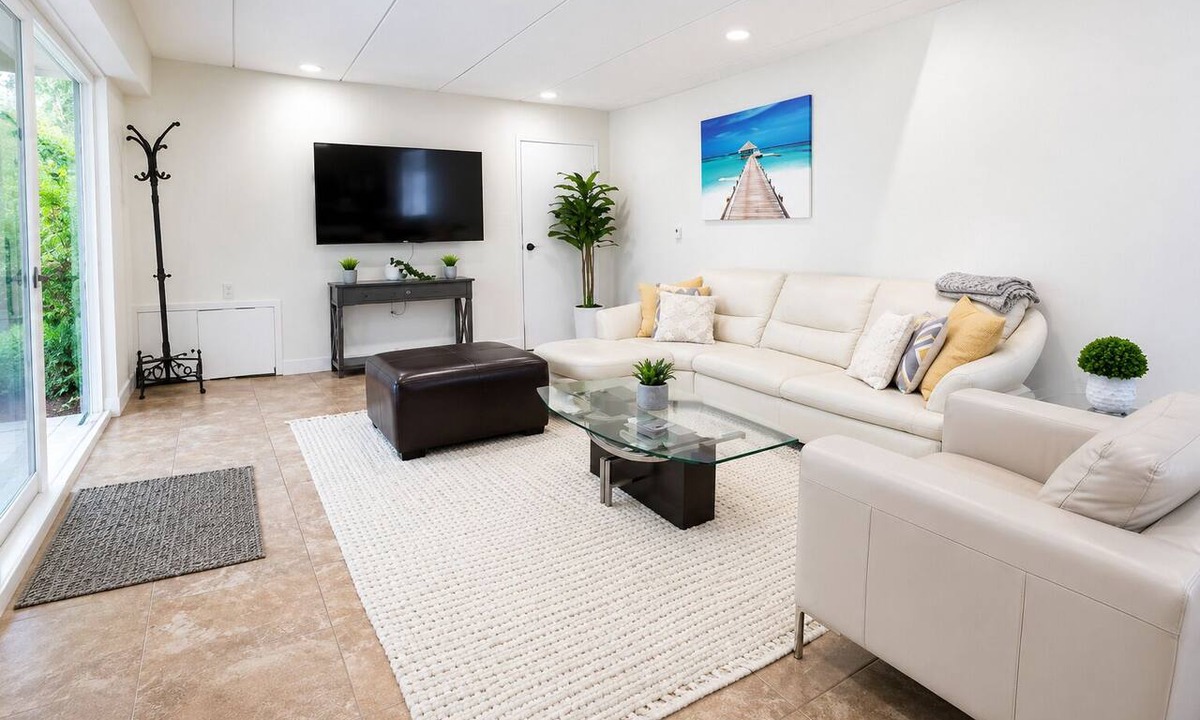 Canyon Heights House | Spacious 3BR Guest Suite by the Creek | North Vancouver