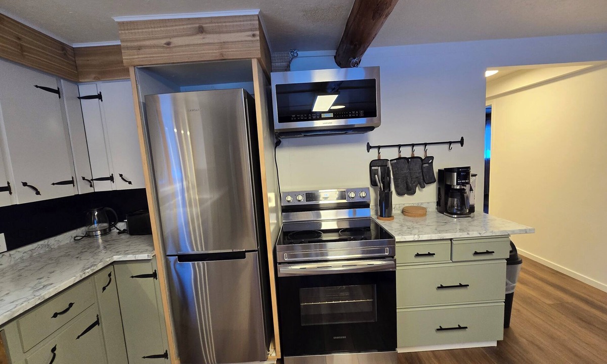 Telkwa House | Spacious 5-bedroom house in Smithers. 5 mins from downtown. lots of parking