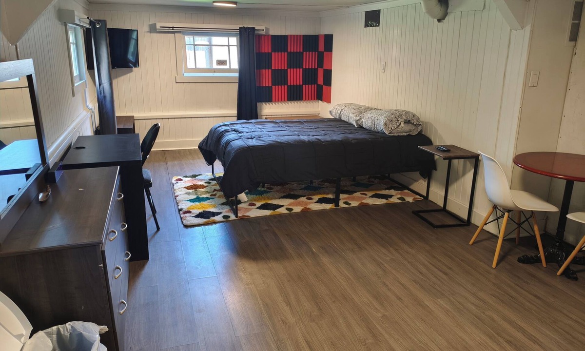 Kensington-Cedar Cottage House | Spacious Bachelor Basement Suite of Historic Old Home. Pet Friendly. Cable TV