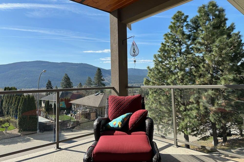 Lumby House | Spacious Lumby House & Hot Tub