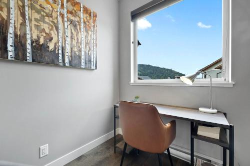 Sun Peaks House | Spacious Modern Ski-in Ski-out with Hot Tub Townhouse