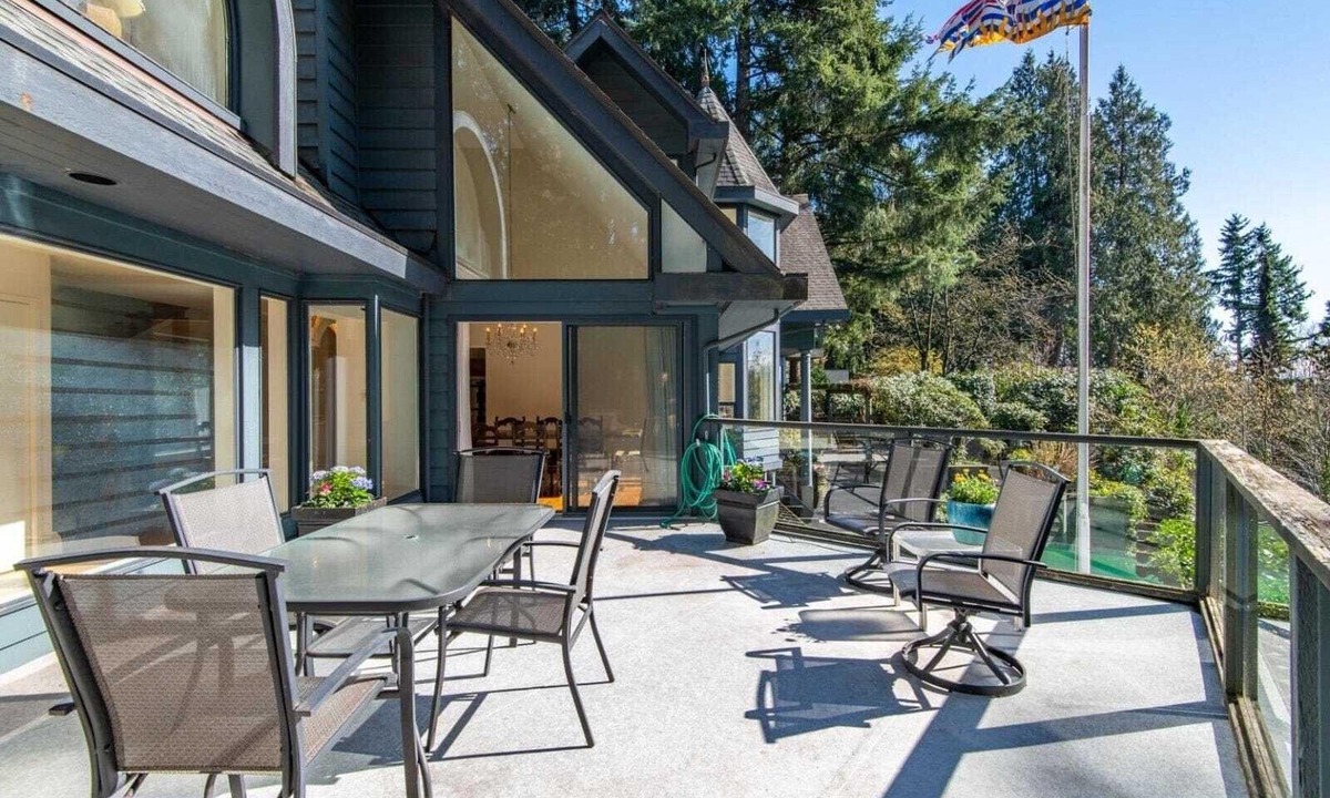 Kerrisdale House | Spacious Oasis for Groups: 9 Beds, 7 Bathrooms-Your Perfect Home Away from Home