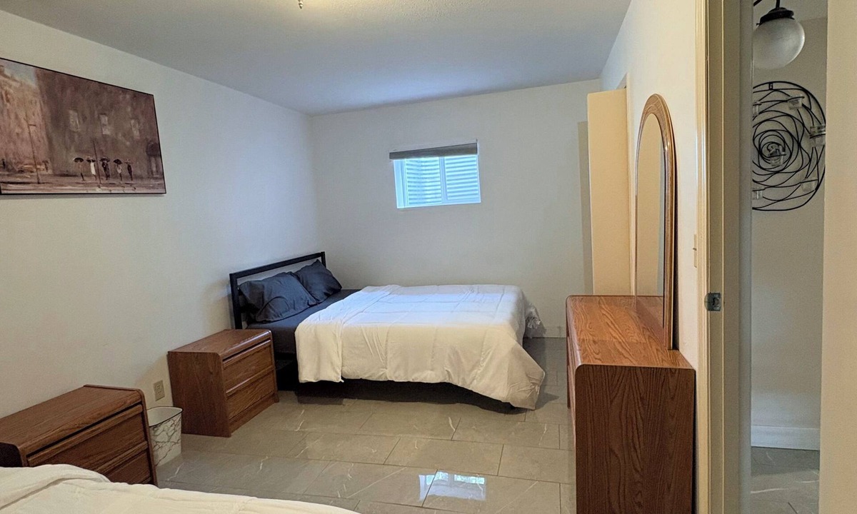 Kamloops House | Spacious Private Guest Bedroom in Kamloops