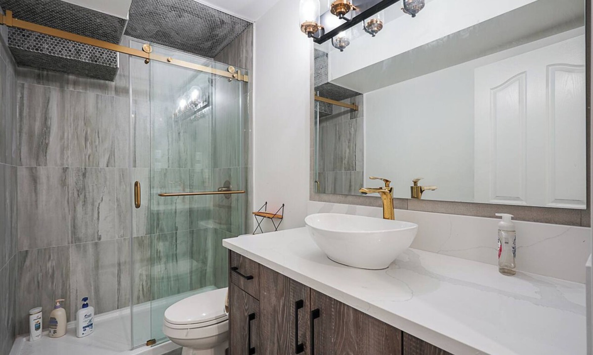 Surrey Newton Apartment | Spacious private suite in Surreywith laundry,workspace,internet and parking