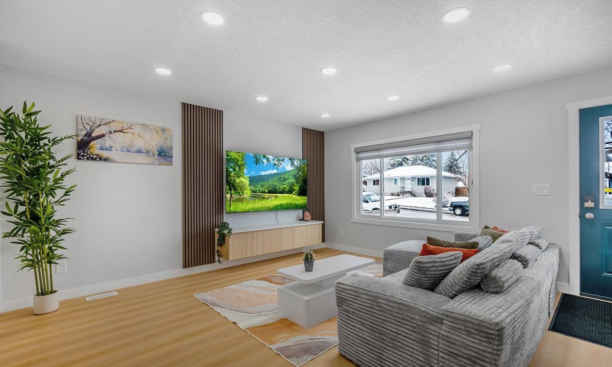 Northwest Calgary House | Spacious Retreat near Downtown&Airport, Free Park, AC, 2 Living Rooms, Backyard