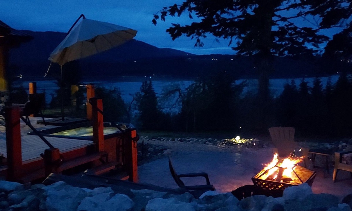 Tappen House | Spectacular Home on Estate w/view of Shushwap lake. Access to private beach.