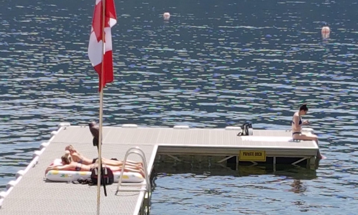 Anglemont House | St. Ives Resort on Shuswap - 1 bdrm w/loft, lakefront, pet friendly, dock, buoys