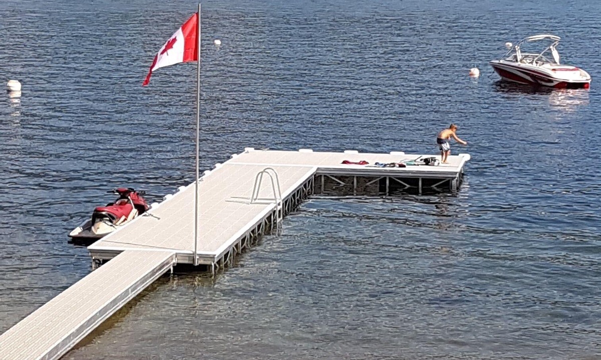 Anglemont House | St. Ives Resort on Shuswap Lake - 3 bdrm w/loft, lakefront, pet friendly, dock+