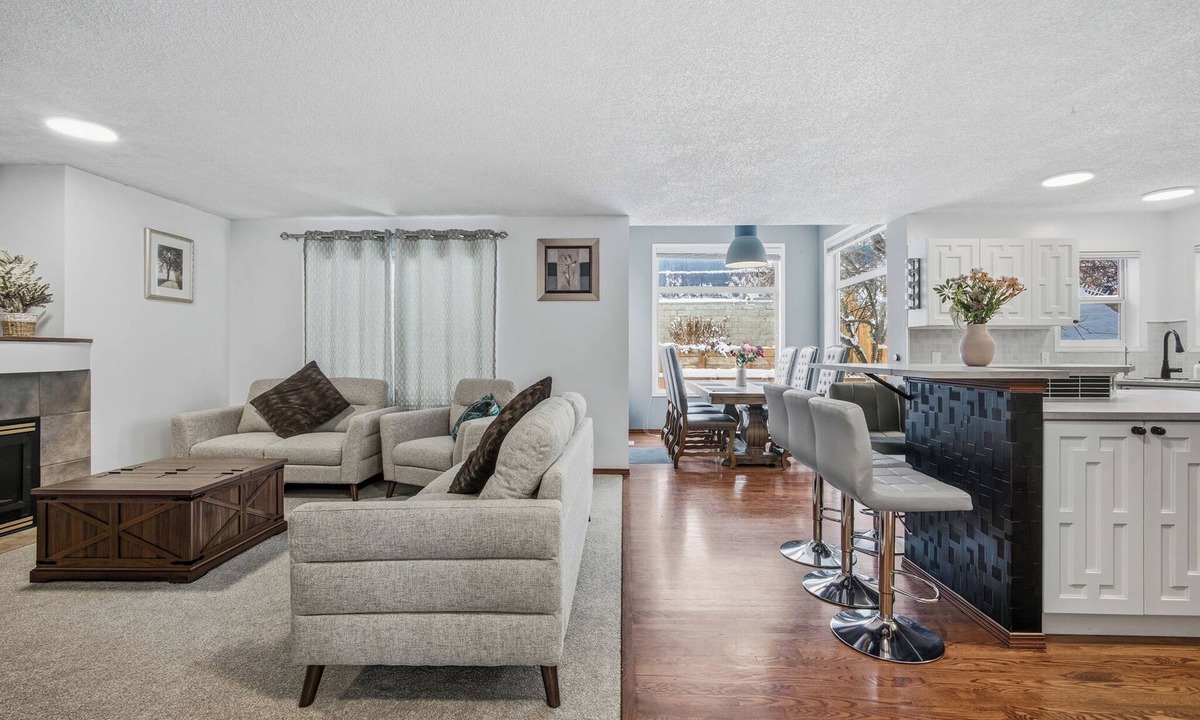 Panorama Hills House | Steps-Country Hills Centre | 10 mins YYC Airport | Beautiful House