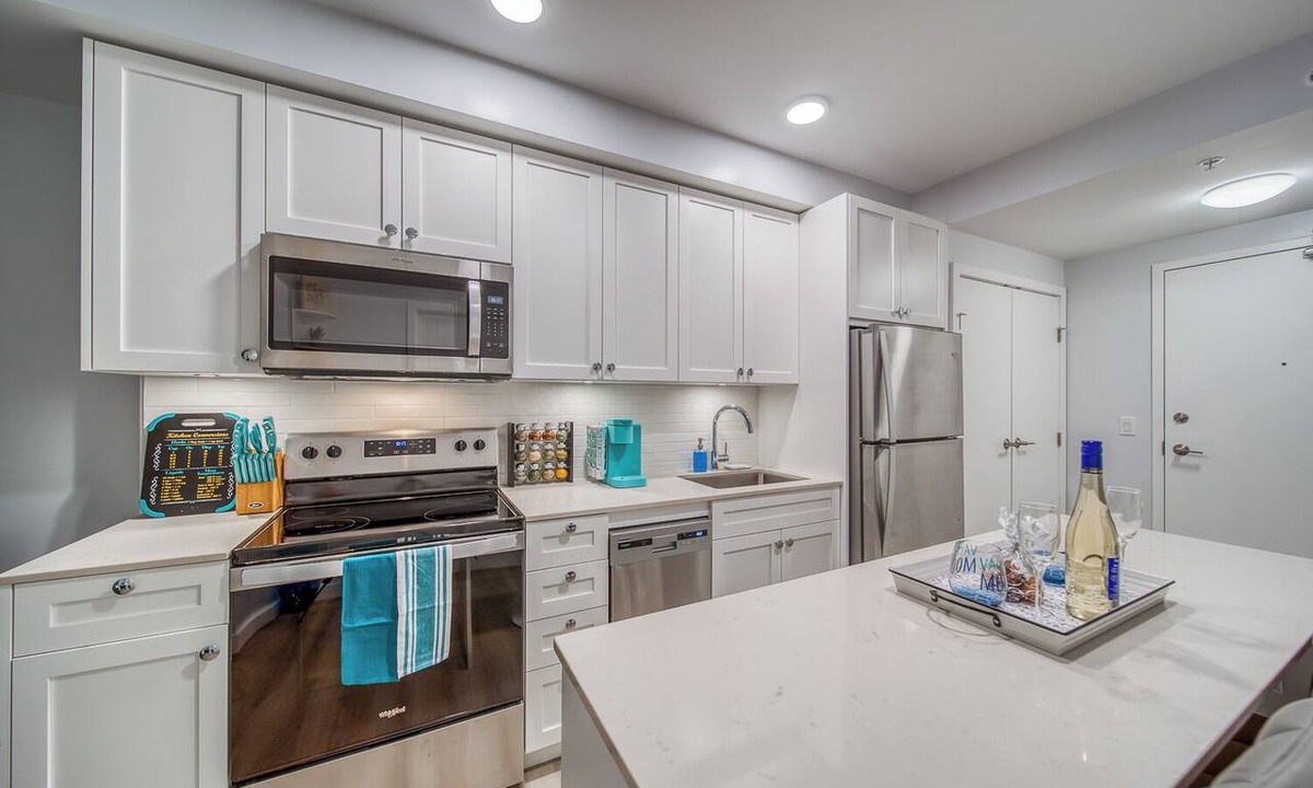 Crescent Heights Apartment | Steps to Downtown Oasis 2BR 3 beds Sleeps 6 Underground Free Parking