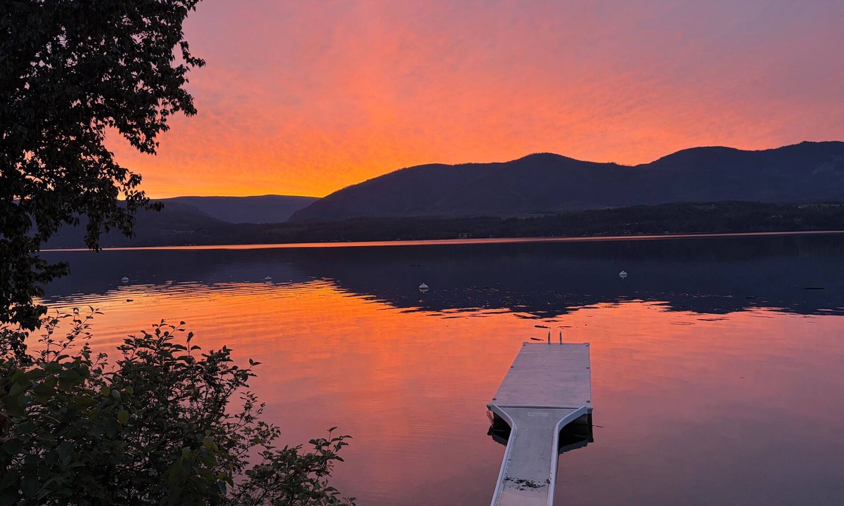 Blind Bay House | Steps to the lake! Buoy & Dock! Bring your boat and dogs!