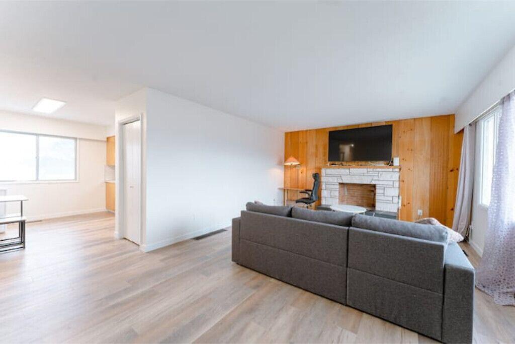 Kamloops House | Stone throw to university and hospital, Fully reno