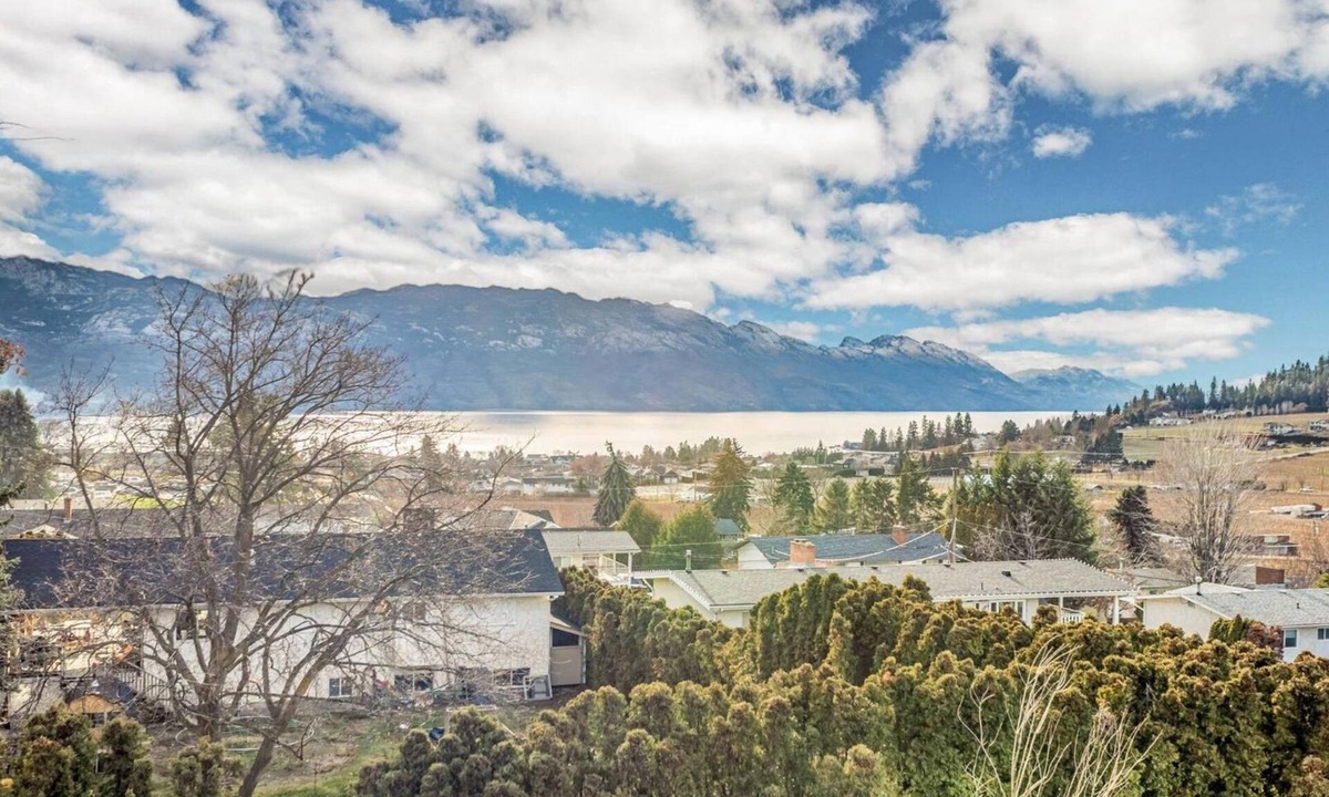 Central Okanagan Condo | Stunning lake view condo in the heart of Okanagan's Westside Wine Trail